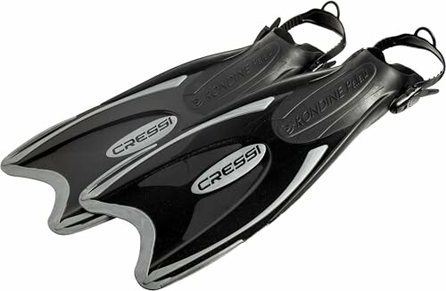 Black diving fins with adjustable straps