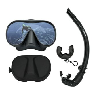 Snorkeling mask and snorkel set with carrying case